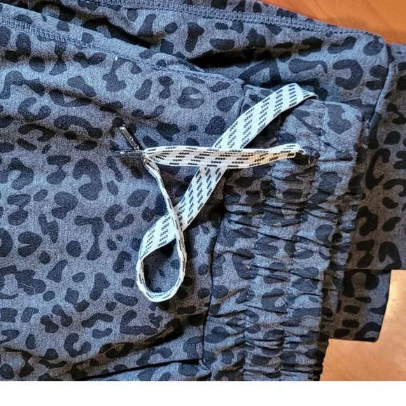 Thread & Supply Women's Pajama Joggers Leopard Print Size Medium - Picture 2 of 4